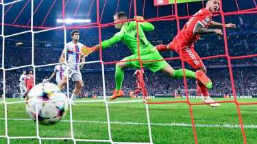 El gol de Lucas Hernández, venciendo a Ter Stegen, para el 1 a 0 de su equipo sobre Barcelona. (Sven Hoppe/dpa via AP)