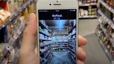 La aplicación envía una notificación simultánea a todos los usuarios para subir fotos del momento. 