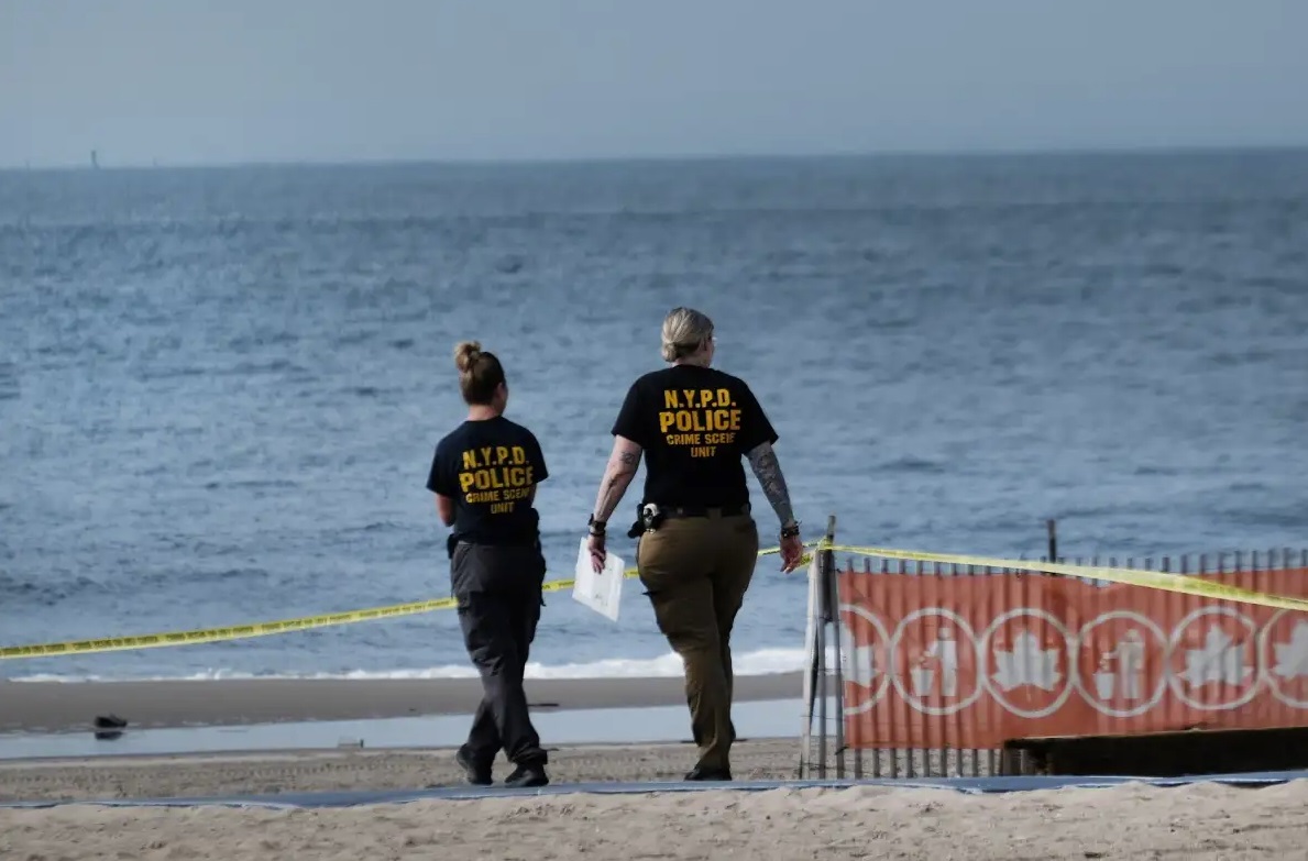 La policía de Brooklyn halló a los niños más de tres horas después de su desaparición en la costa.-
