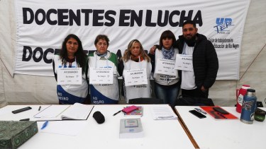 Cinco dirigentes de Unter comenzaron con el ayuno en la carpa docente. Foto: Pablo Leguizamon. 
