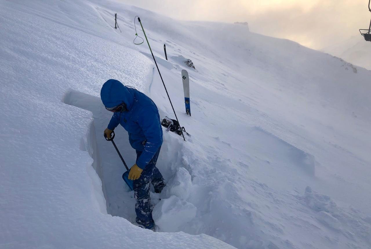 Todos los días se realizan diversas tareas para obtener información del estado de la nieve y el peligro de avalanchas en las montañas de Bariloche. Foto: Gentileza