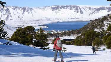 En el cerro se esquía de cara al lago y entre araucarias milenarias, al pie de un volcán activo que da vida a la villa termal de Copahue, tapada de nieve.


