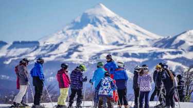El tentador aspecto de Chaleco: sol, nieve y de fondo el volcán Lanín. Archivo.