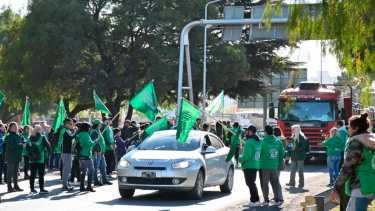 ATE Río Negro y Unidad Piquetera organizaron protestas en los puentes que unen Neuquén y Cipolletti. (Foto archivo Florencia Salto).-