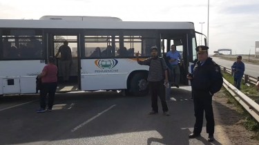 Incómodo momento para un funcionario de Neuquén que viajó en un colectivo tomado