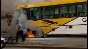 Miedo, fuego y humo durante el recorrido de un colectivo de Neuquén
