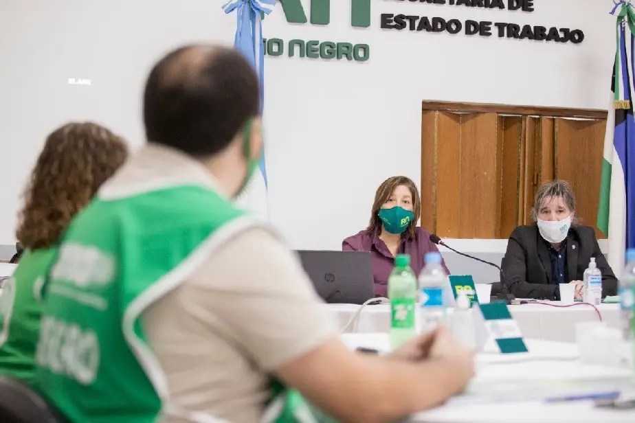En junio del 2020, la gobernadora Carreras abrió la comisión de análisis del Convenio Colectivo, con participación de UPCN y ATE. Foto Gentileza