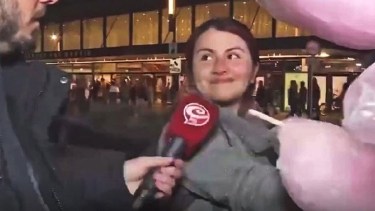Brenda Uliarte con su carro de copitos durante una entrevista. 