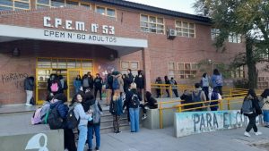 Realizan un abrazo simbólico en una escuela de Neuquén por una seguidilla de hechos de violencia