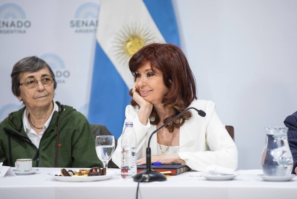 Cristina Fernández de Kirchner se mostró en público y acompañada por referentes de la iglesia católica.-