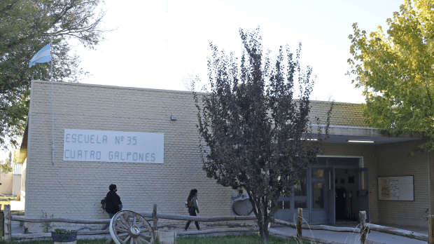 La Escuela 35 Cuatro Galpones está rodeada de desbordes cloacales. Foto: archivo