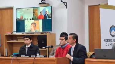 El condenado Miguel Salinas (de pulóver rojo) cuando se hizo el juicio por jurado popular (Foto: archivo Andrea Vazquez)