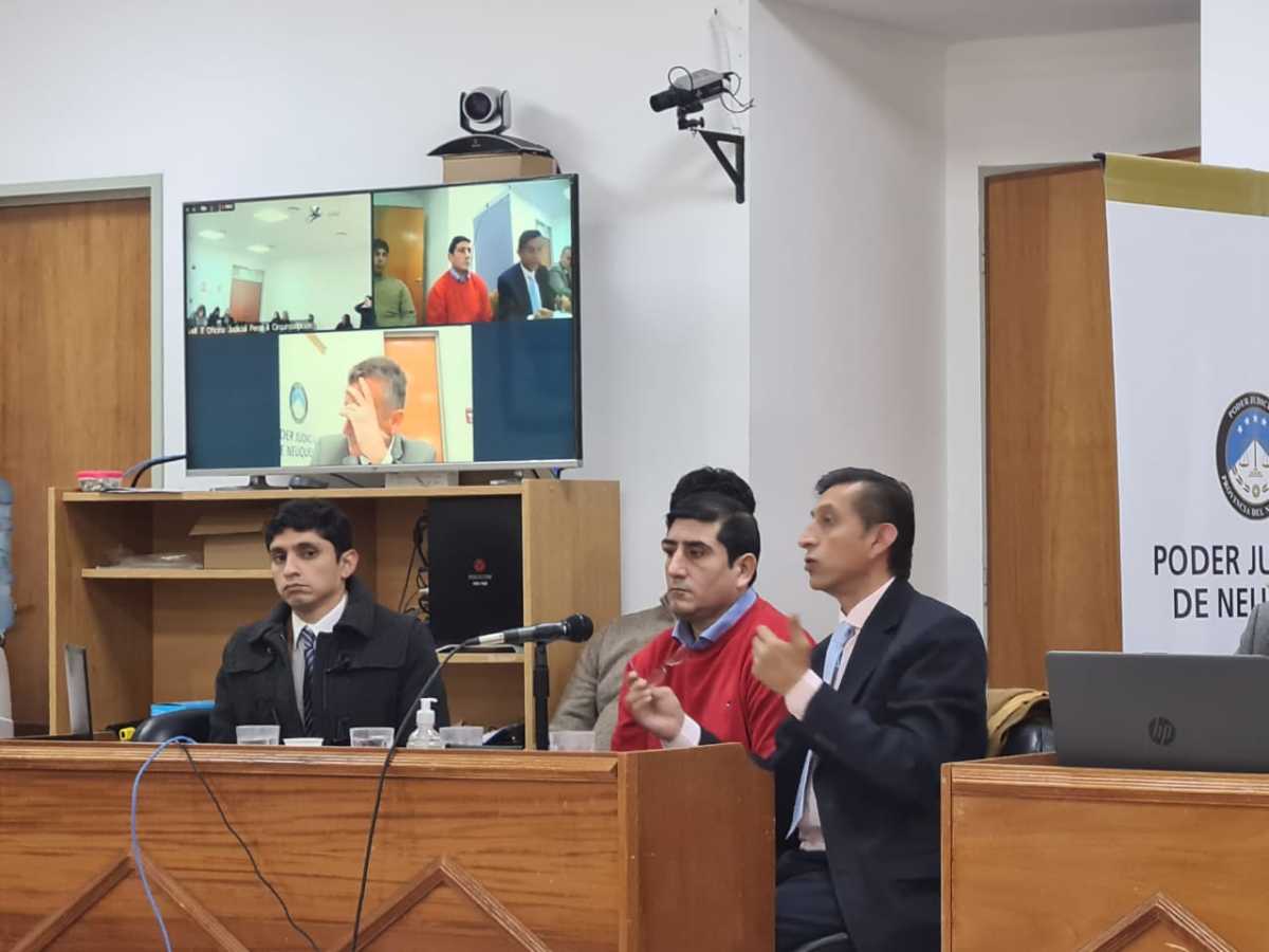 El acusado (en el medio) Miguel Salinas, junto a sus abogados defensores. (Foto: Andrea Vazquez)