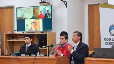 El acusado (en el medio) Miguel Salinas, junto a sus abogados defensores. (Foto: Andrea Vazquez)