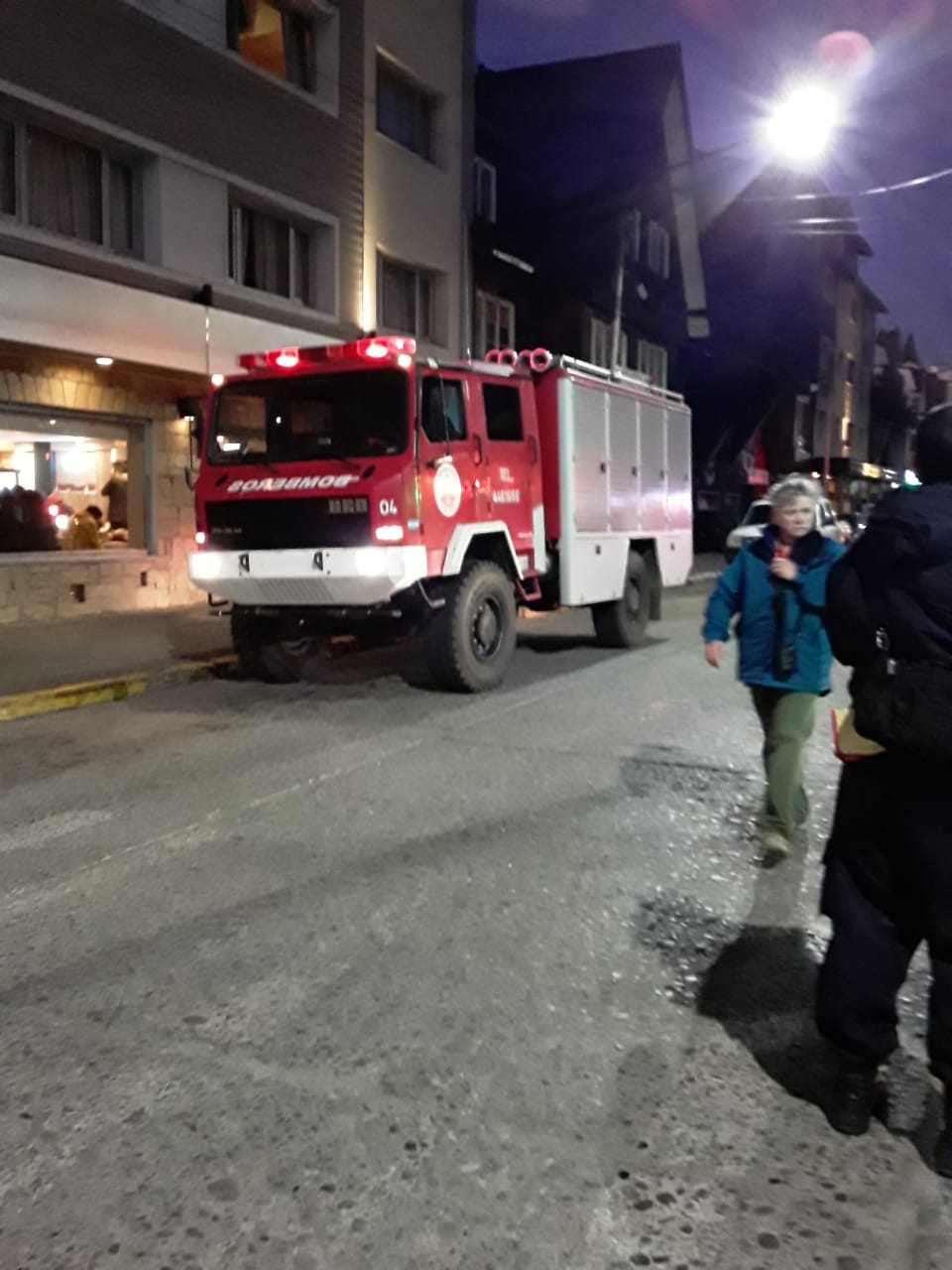 Dantesco incendio en el edificio Bariloche Center: hay heridos graves ...