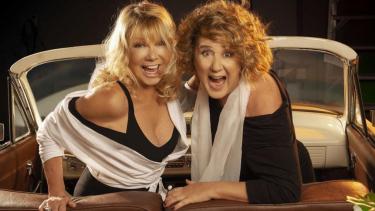 “Dos locas (de remate)” es una comedia que retrata el reencuentro de dos hermanas interpretadas por Soledad Silveyra y Verónica Llinás. 