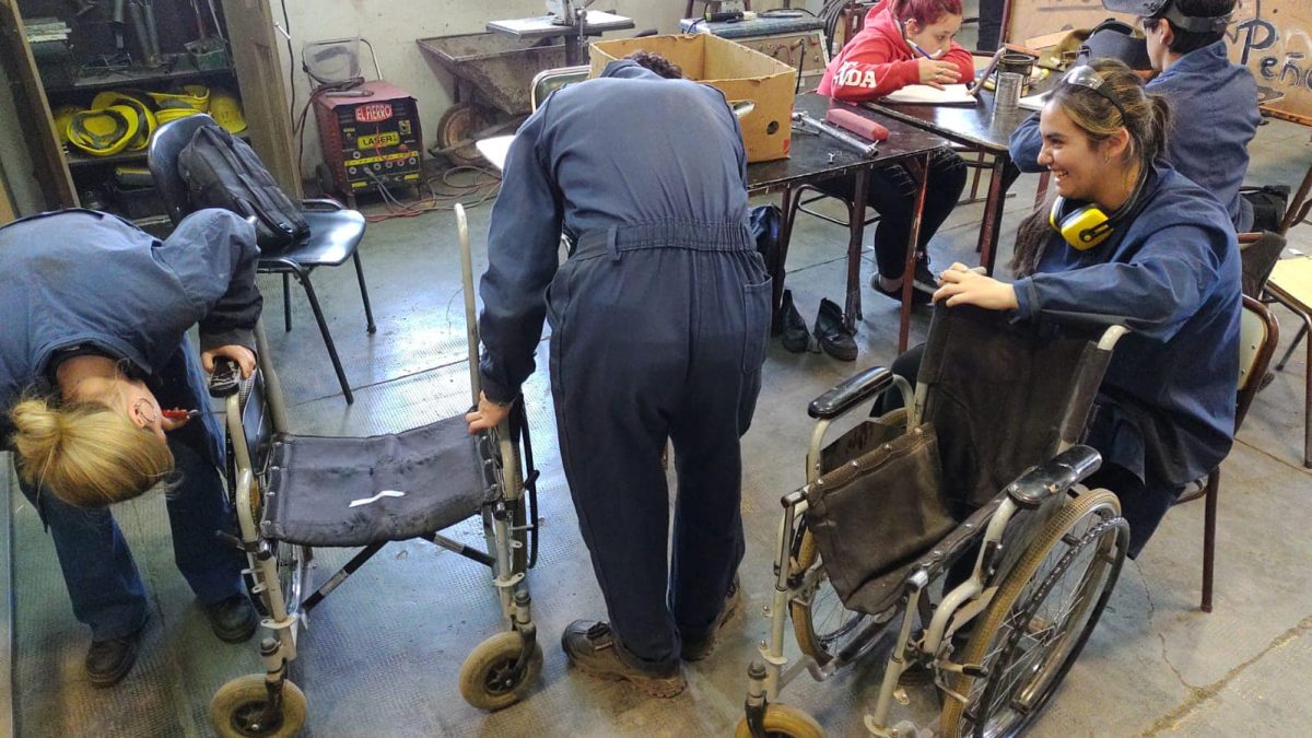 Estudiantes de cuarto año de la sección mecánica de la EPET 4 realizaron en tan solo un día el reacondiconamiento para una silla de ruedas. Foto: Fm la Cordillerana