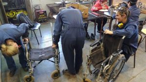 Un hombre consiguió silla de ruedas gracias a los estudiantes de una EPET de Junín de los Andes