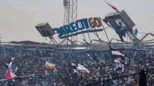 Video: se desplomó parte del techo del estadio de Colo Colo con cientos de hinchas debajo