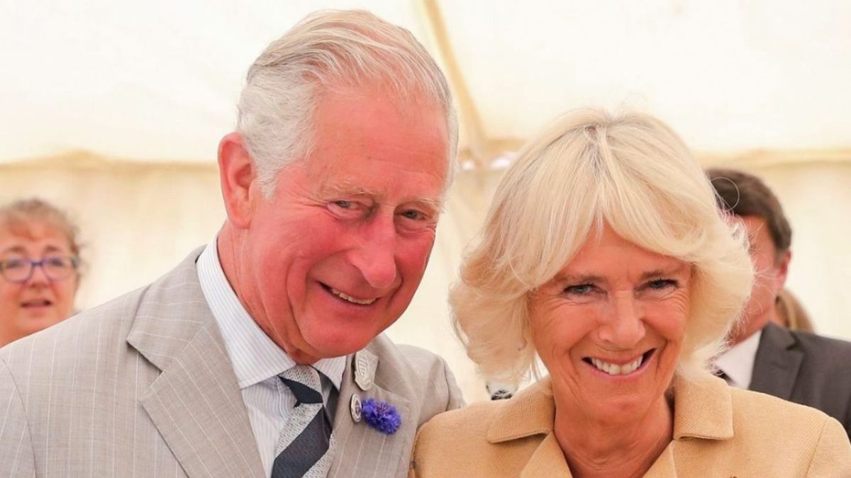 Carlos III y Camilla se conocieron en 1970, según la historia oficial, pero eso podría no haber sido así.-