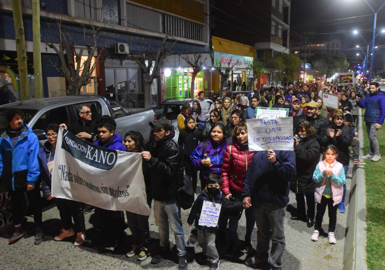 Cientos de familias expresaron el rechazo al recorte presupuestario en discapacidad. Fotos Andrés Maripe.
