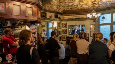 El discurso de Carlos III fue seguido en todos los ámbitos de reunión de los británicos.