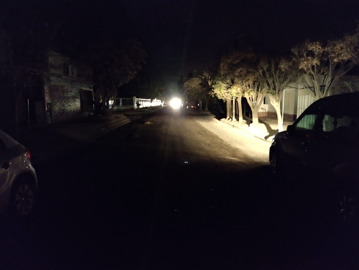 Las calles y casas de Godoy quedaron a oscuras en la noche del jueves. (Foto_gentileza)