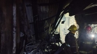 Personal de la dirección de bomberos concurrió luego del llamado que recibieron a las 22 y estuvieron en el lugar hasta las 2. Foto: Facebook de la Subsecretaría de Defensa Civil de Neuquén