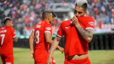 Leandro Fernández se besa el escudo. Independiente toma aire en medio de un año muy agitado. 