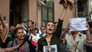 Suben a 35 los muertos en las protestas en Irán, tras la muerte de una joven por el uso del velo