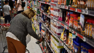 El Gobierno anunció un acuerdo de precios con supermercados y mayoristas por 90 días