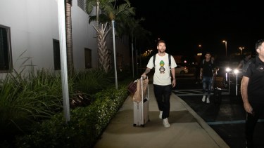 Lionel Messi llega con su valija y una bolsa del PSG. Atrás, Di María y Paredes. 