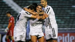 Colón y Aldosivi no salen de la malaria: fueron goleados de local