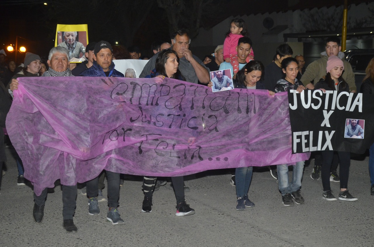Familiares del hombre fallecido en un siniestro vial, marcharon por las calles de Regina para pedir justicia. (Foto Néstor Salas)