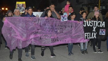Familiares del hombre fallecido en un siniestro vial, marcharon por las calles de Regina para pedir justicia. (Foto Néstor Salas)