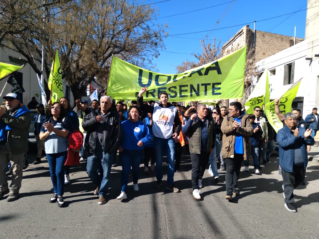 Dirigentes gremiales encabezan la marcha en la capital provincial. Fotos: Pablo Leguizamon.