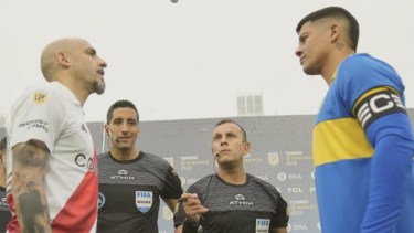 Marcos Rojo junto a Javier Pinola y Darío Herrera en el sorteo del Superclásico. 