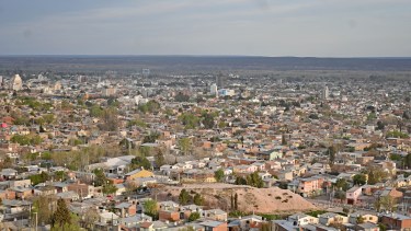 Balcón de la barda.Desde las alturas se puede apreciar la extensión de la ciudad. La vista llega hasta las aguas del río. (FOTOS: Florencia Salto)