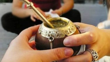 El joven estadounidense se acostumbró a tomar mate y se le pegó el acento nacional.-