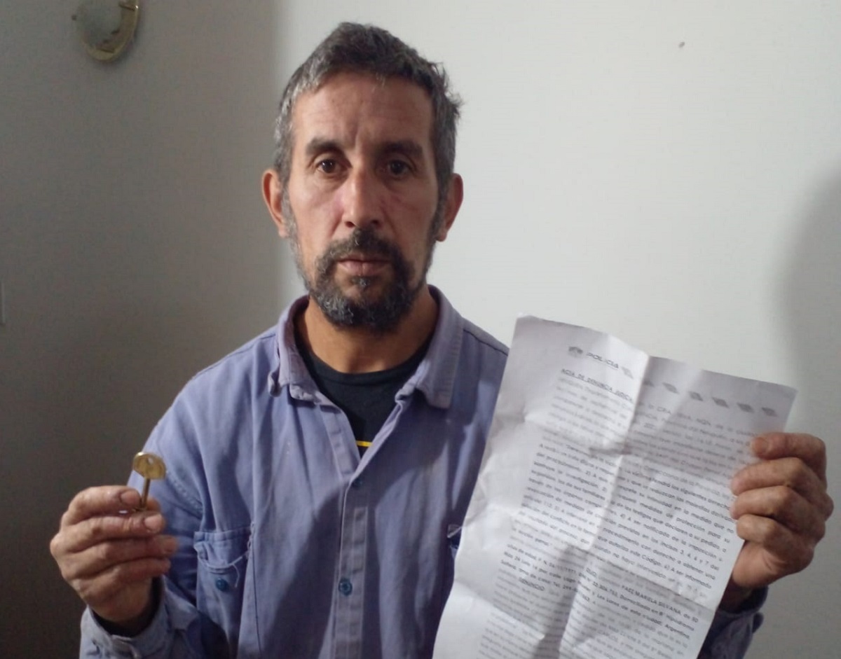 Cristian Barrera mostrando la denuncia que realizó contra el propietario y la llave del de la vivienda. Foto: Gentileza