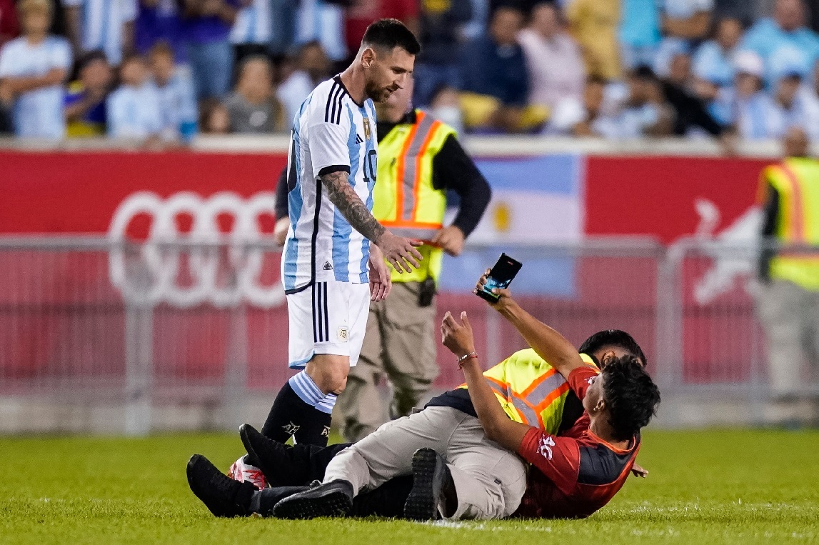 un hincha fue interceptado mientras se metió durante el partido para saludar a Messi. Foto: AP