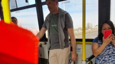 El subsecretario de Servicios Públicos de la provincia, Mauro Millán  también viajó en la unidad de colectivo tomada. Foto: Gentileza