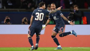 Con un golazo de Messi, PSG le ganó al Lyon y lidera la Ligue 1 francesa