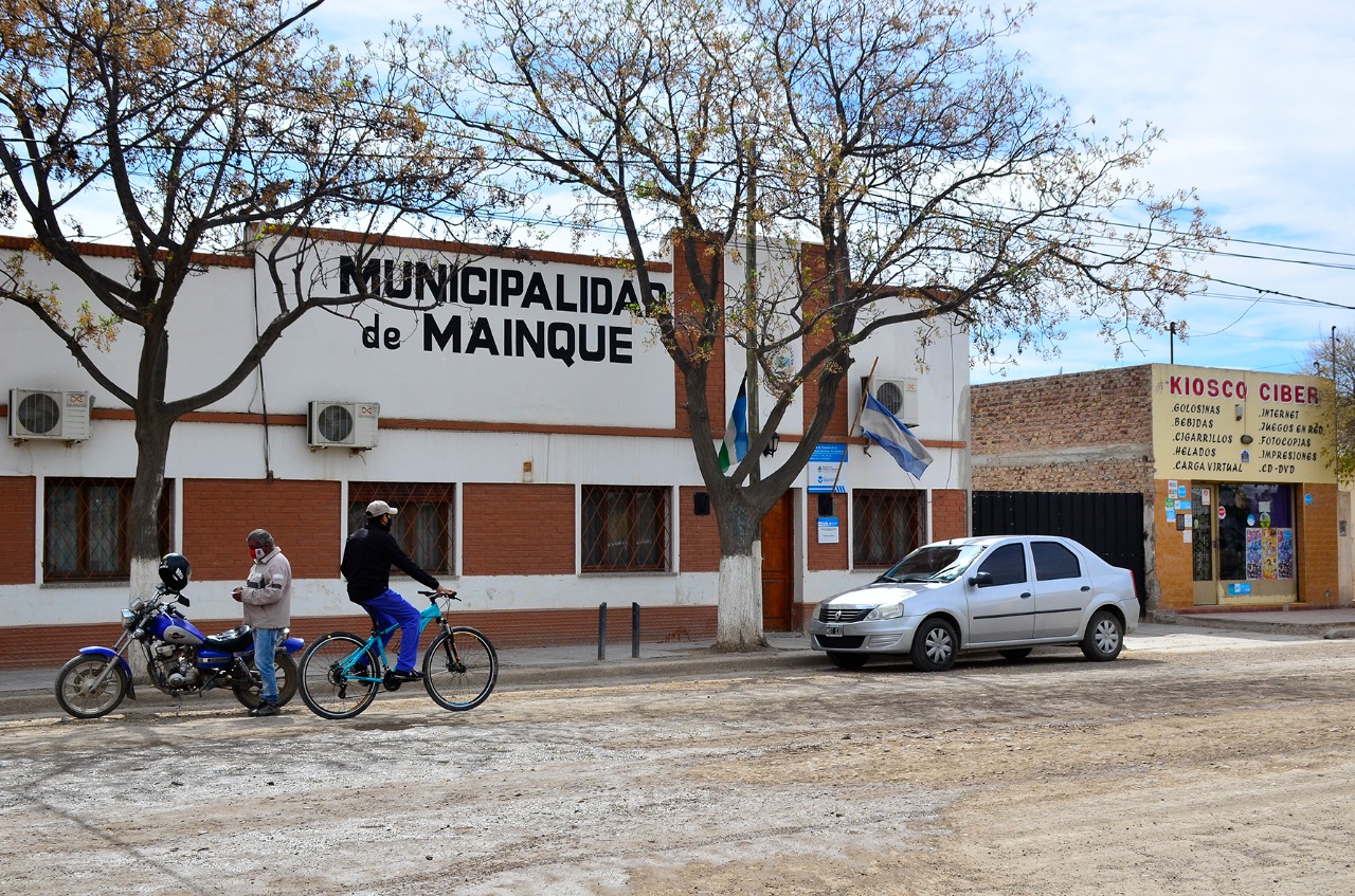 El municipio intimó a vecinos a conectarse a las cloacas y no volcar líquidos a un desagüe. (Foto Néstor Salas)