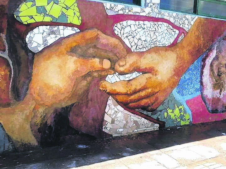 Detalle del mural del hospital Castro Rendón. Téncias: esgrafiado y trencadis. (FOTO: Gentileza)