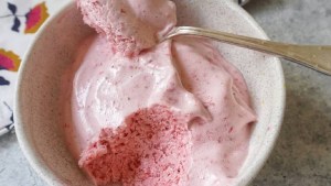 Mousse de frutillas con 3 ingredientes