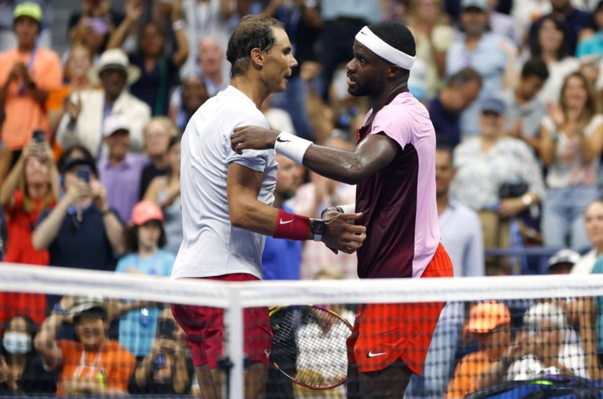 Nadal, Tiafoe y el saludo tras el final del partido en octavos de final del US Open. 
