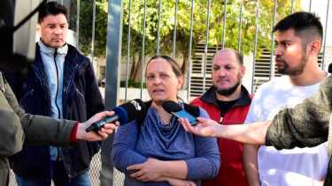 Durante la mañana de hoy representantes sindicales presentaron una nota en la fiscalía federal de la ciudad de Neuquén. Foto Yamil Regules.