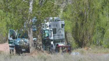 La Gendarmería convocada por el Juzgado Penal Federal de Neuquén trabaja en Río Senguer 2090 de Neuquén con el hallazgo de restos óseos humanos. (Yamil Regules)