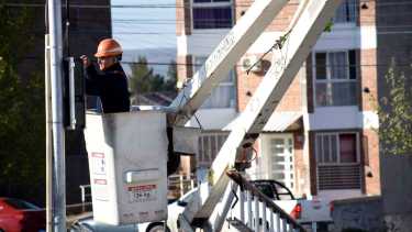En 25 días instalarán los tótems eléctricos para recargas de celulares y en 45 los que servirán para monopatines y bicicletas (foto Matías Subat)